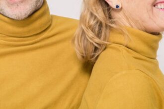 découvrez le pull à col roulé homme en maille fine, une pièce élégante et légère pour composer une tenue raffinée au quotidien.