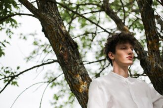 découvrez la chemise en lin pour homme idéale pour un mariage d’été : élégante, légère et respirante, elle vous accompagne avec style toute la journée.