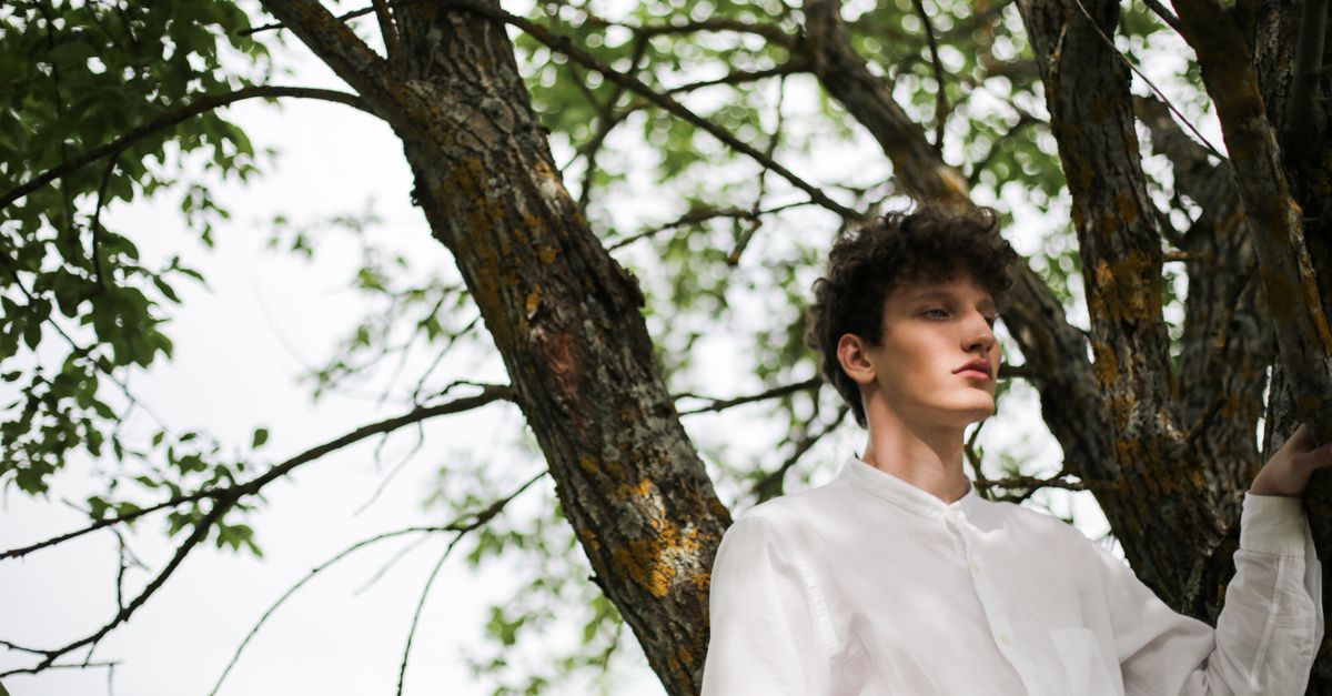 découvrez la chemise en lin pour homme idéale pour un mariage d’été : élégante, légère et respirante, elle vous accompagne avec style toute la journée.