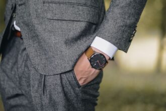 associez une chemise oxford pour homme à un pantalon habillé pour créer une tenue élégante, polyvalente et adaptée au bureau comme aux occasions spéciales.