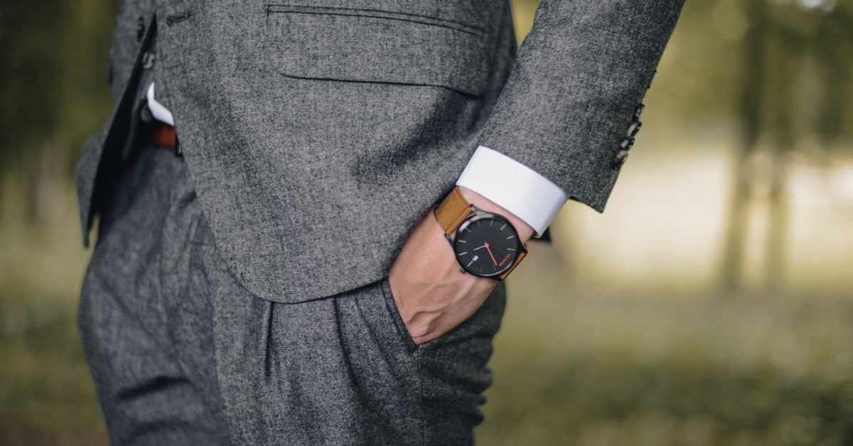 associez une chemise oxford pour homme à un pantalon habillé pour créer une tenue élégante, polyvalente et adaptée au bureau comme aux occasions spéciales.