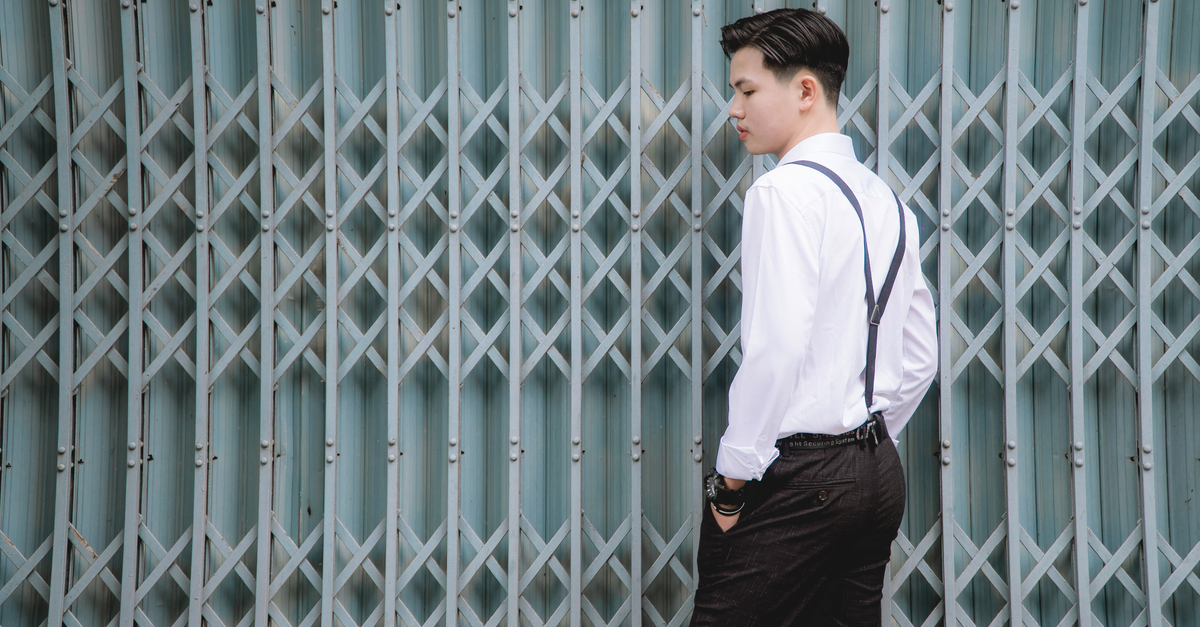 associez une chemise oxford pour homme à un pantalon habillé pour une tenue élégante, polyvalente et confortable, idéale au bureau comme pour les occasions formelles.