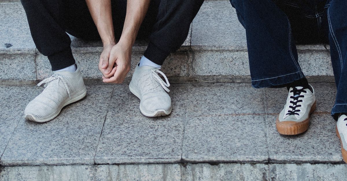 découvrez comment associer un pantalon plissé pour homme à des sneakers pour créer une tenue élégante, moderne et confortable.