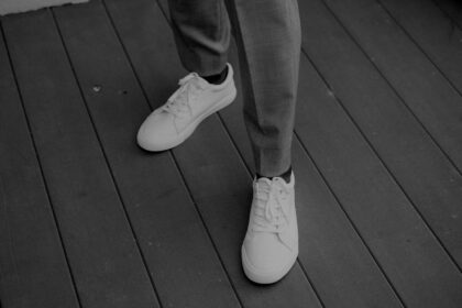 découvrez comment associer un pantalon plissé pour homme à des sneakers pour créer une tenue élégante, moderne et confortable.