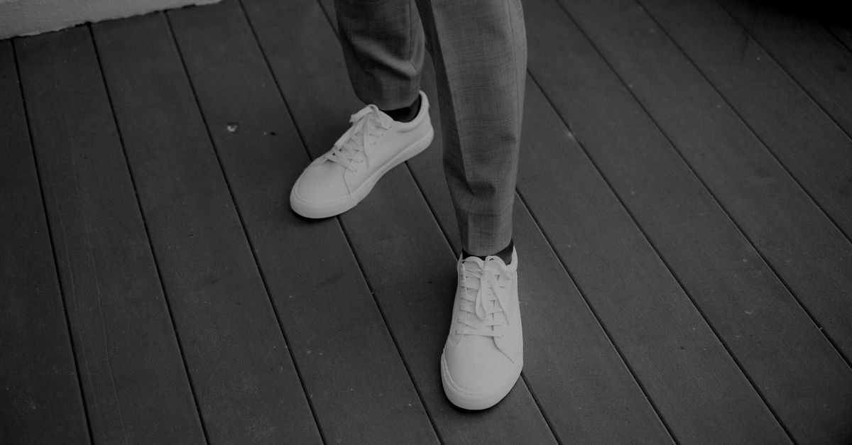 découvrez comment associer un pantalon plissé pour homme à des sneakers pour créer une tenue élégante, moderne et confortable.
