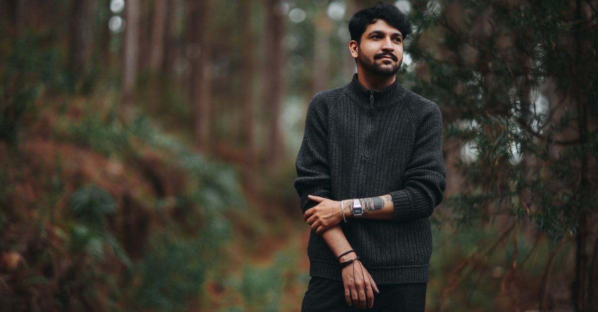 découvrez le pull homme à col montant et fermeture zippée, une pièce polyvalente à porter au quotidien ou pour compléter vos tenues décontractées.