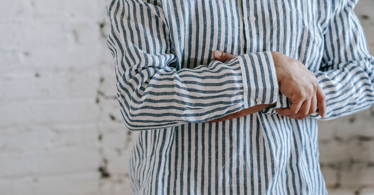 découvrez quels pantalons porter avec une chemise homme à rayures verticales pour créer une tenue élégante, équilibrée et facile à assortir.