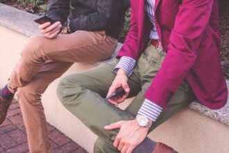 découvrez quels pantalons associer à une chemise homme à rayures verticales : jeans, chinos ou pantalons habillés pour un look équilibré et élégant.