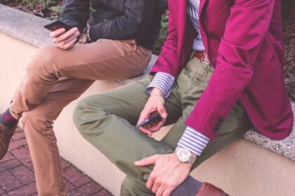découvrez quels pantalons associer à une chemise homme à rayures verticales : jeans, chinos ou pantalons habillés pour un look équilibré et élégant.