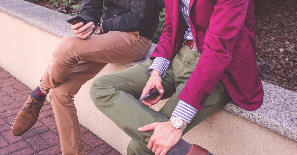 découvrez quels pantalons associer à une chemise homme à rayures verticales : jeans, chinos ou pantalons habillés pour un look équilibré et élégant.
