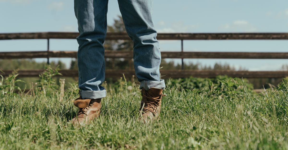 découvrez comment associer un jean en denim brut à des chaussures marron pour créer une tenue élégante, polyvalente et facile à porter.