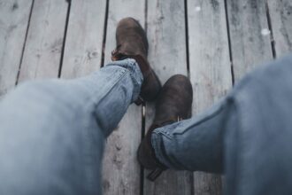 découvrez comment porter un jean en denim brut avec des chaussures marron pour créer une tenue élégante, polyvalente et facile à assortir.