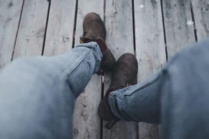 découvrez comment porter un jean en denim brut avec des chaussures marron pour créer une tenue élégante, polyvalente et facile à assortir.