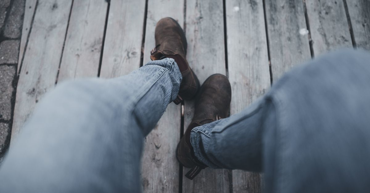 découvrez comment porter un jean en denim brut avec des chaussures marron pour créer une tenue élégante, polyvalente et facile à assortir.
