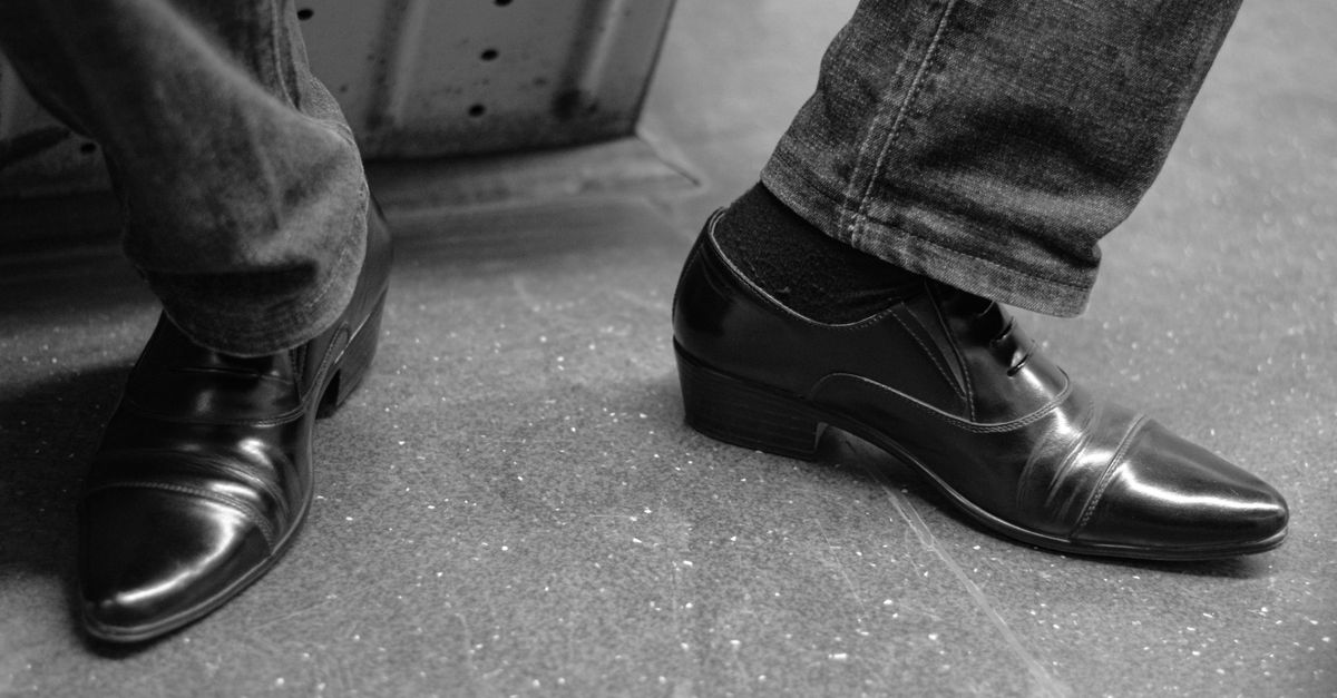 découvrez les meilleures chaussures à porter avec une chemise blanche et un jean gris pour créer une tenue élégante, décontractée et facile à assortir.