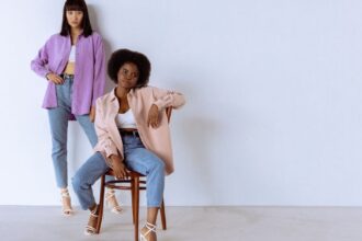 découvrez quelles chaussures porter avec une chemise blanche et un jean gris pour créer une tenue élégante, moderne et facile à adopter.