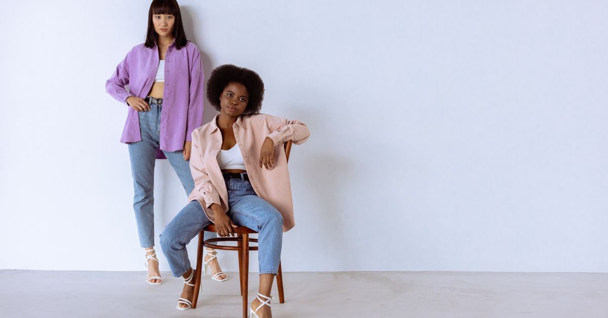 découvrez quelles chaussures porter avec une chemise blanche et un jean gris pour créer une tenue élégante, moderne et facile à adopter.