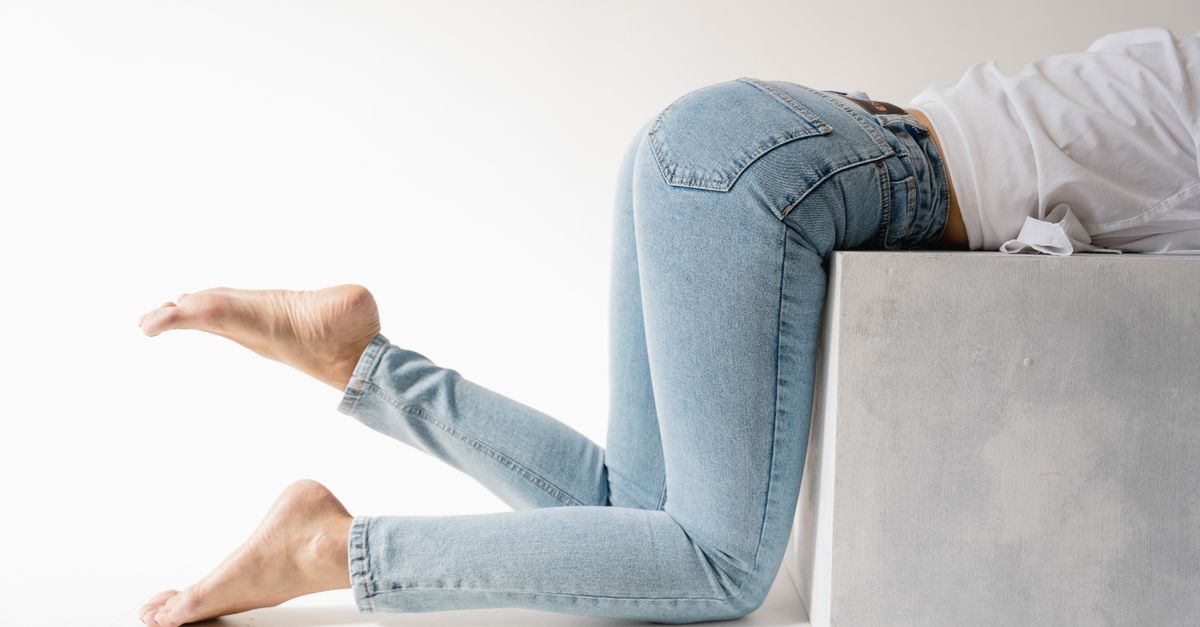 découvrez les jeans tapered, à la coupe ajustée qui se resserre aux chevilles. un style moderne et confortable, facile à porter au quotidien.