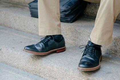 découvrez comment choisir des pantalons wide-leg adaptés aux hommes de petite taille : coupes, longueurs et conseils pour allonger la silhouette.